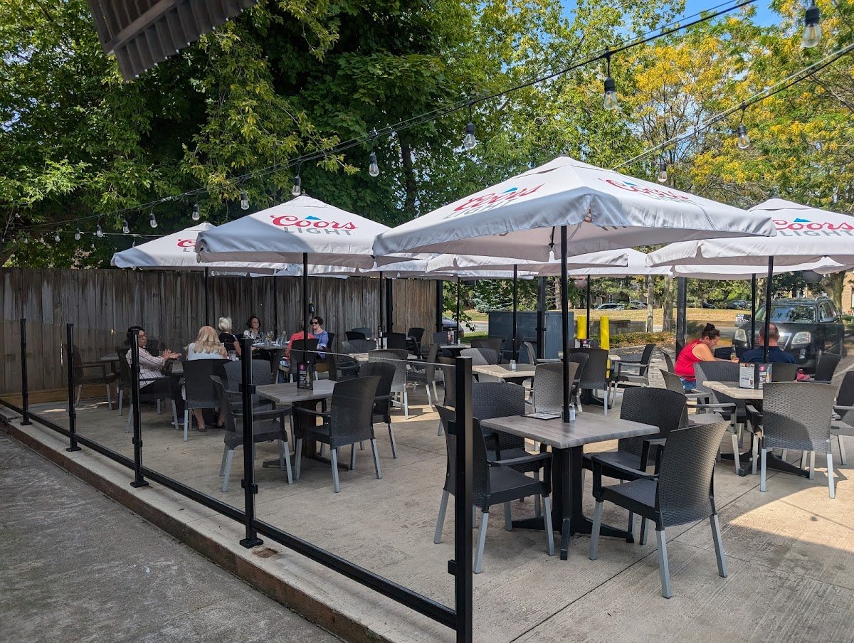 Chucks Roadhouse Bar & Grill